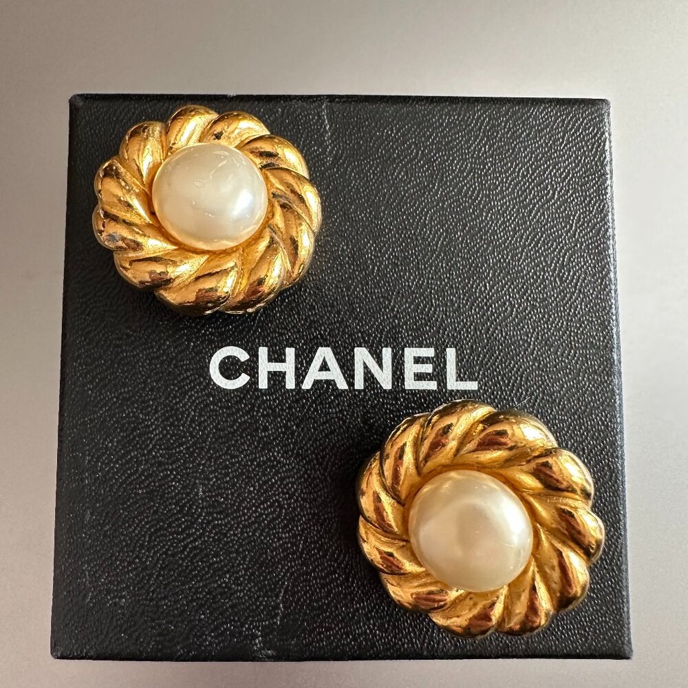 PREOWNED Chanel Vintage Gold-Plated Faux Pearl Clip On Earrings (with Box)